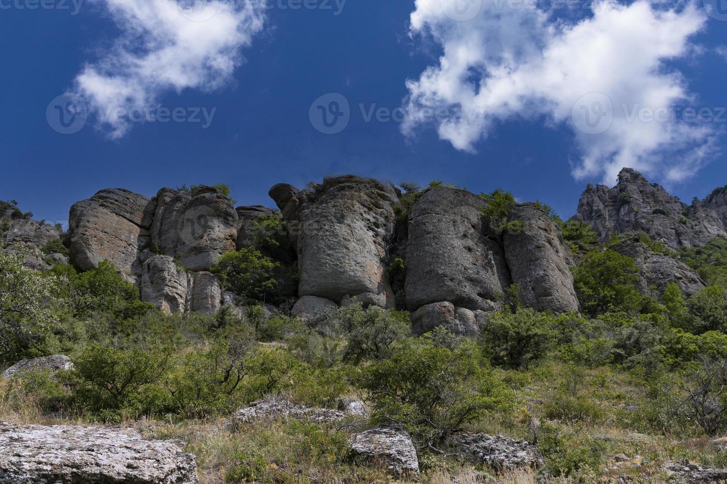 belle vue sur le sommet de la montagne et les rochers demerdzhi. paysage de montagne. photo