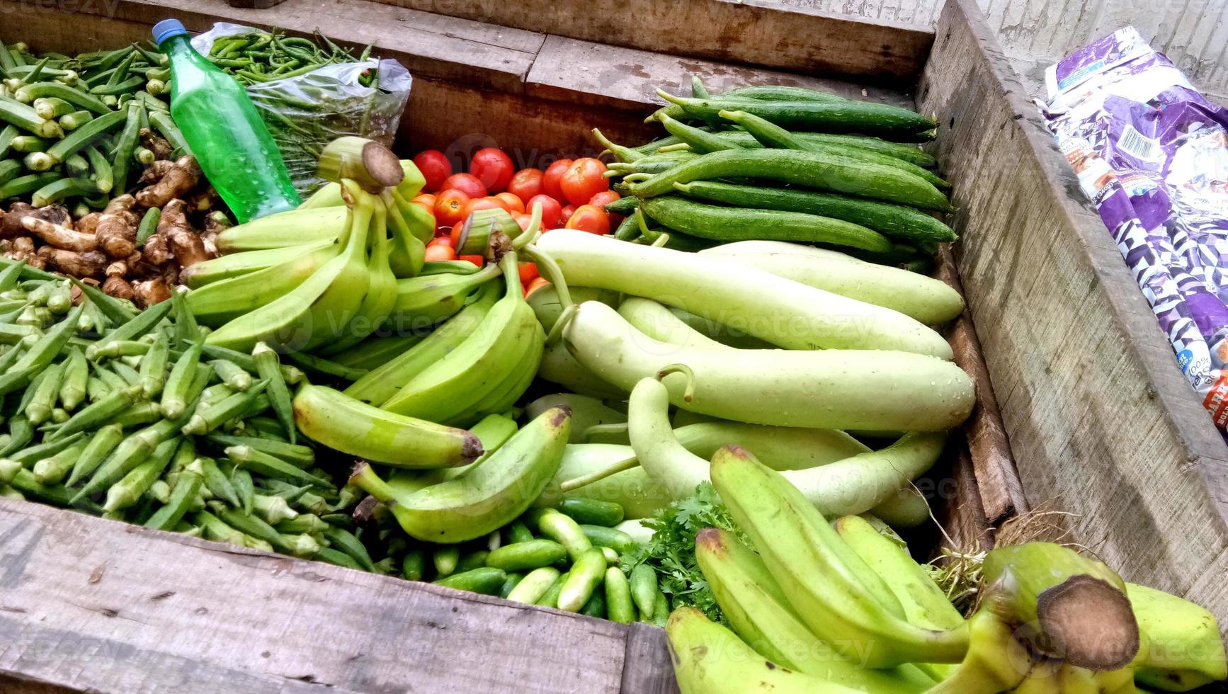 vente de légumes frais et verts au marché local de lucknow, inde photo