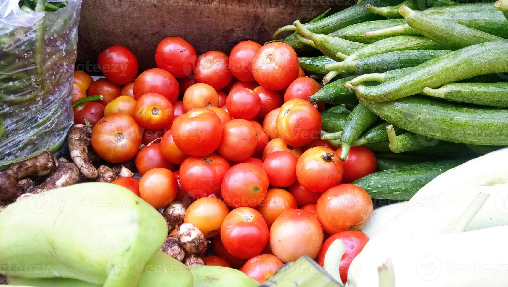 vente de légumes frais et verts au marché local de lucknow, inde photo