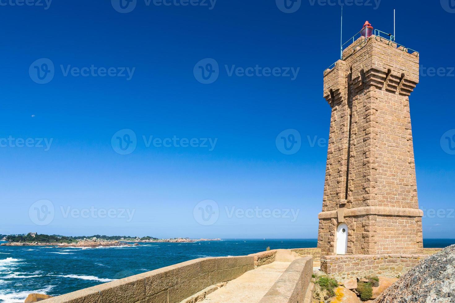 édifice du phare de Mean Ruz sur le site de Ploumanach photo