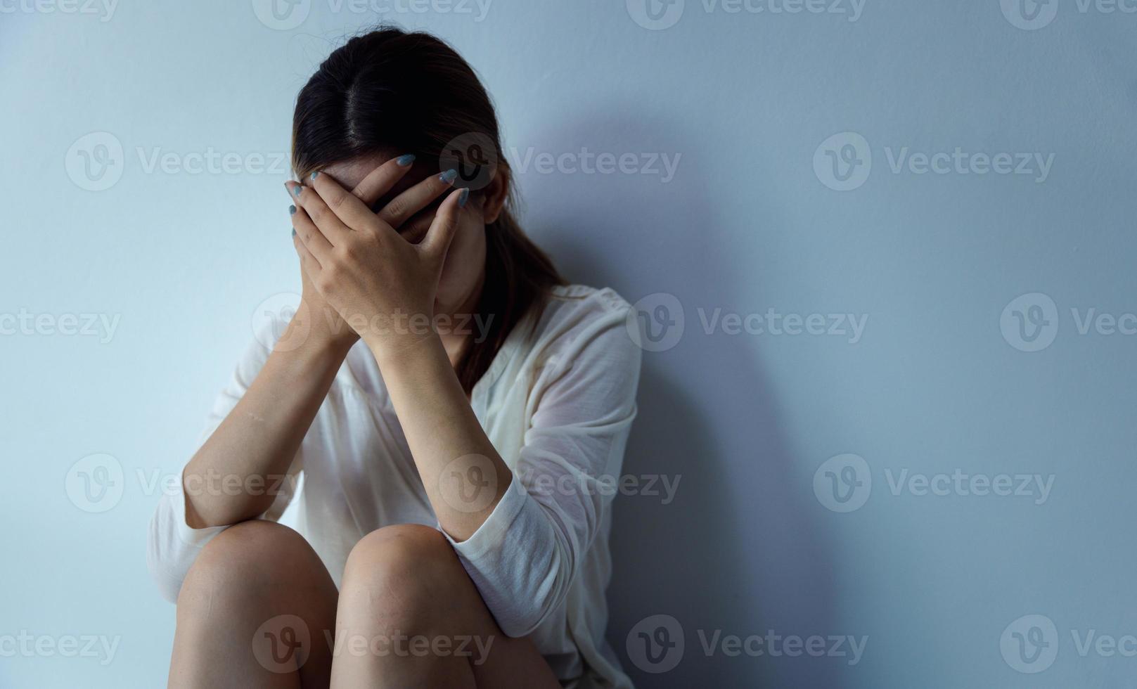 une femme a des problèmes qu'il ne peut pas résoudre. dépression et anxiété. photo