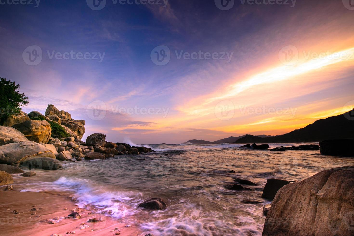 vagues et rochers au phanrang-vietnam au coucher du soleil photo