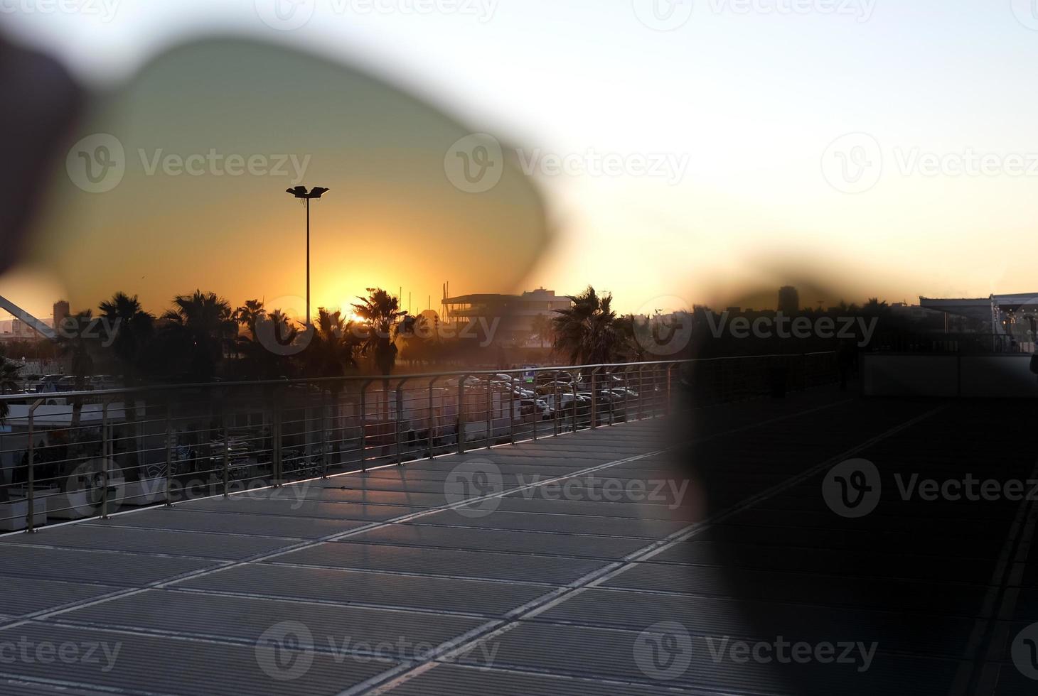 coucher du soleil à valencia, espagne, vu à travers une paire de lunettes de soleil aviateur photo
