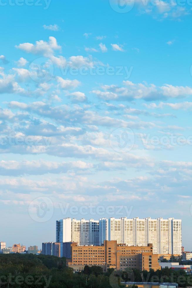 grand immeuble sous le ciel bleu d'été photo