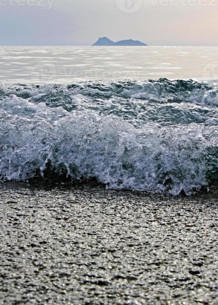 vagues arrivant à la plage de matala, crète photo