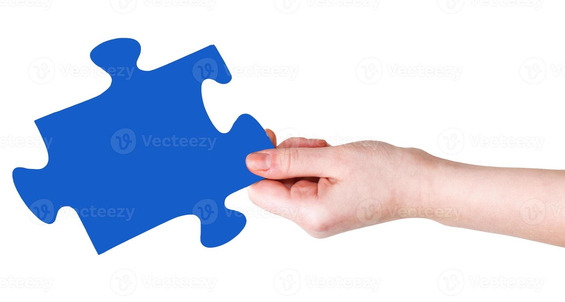 main féminine avec pièce de puzzle bleue photo