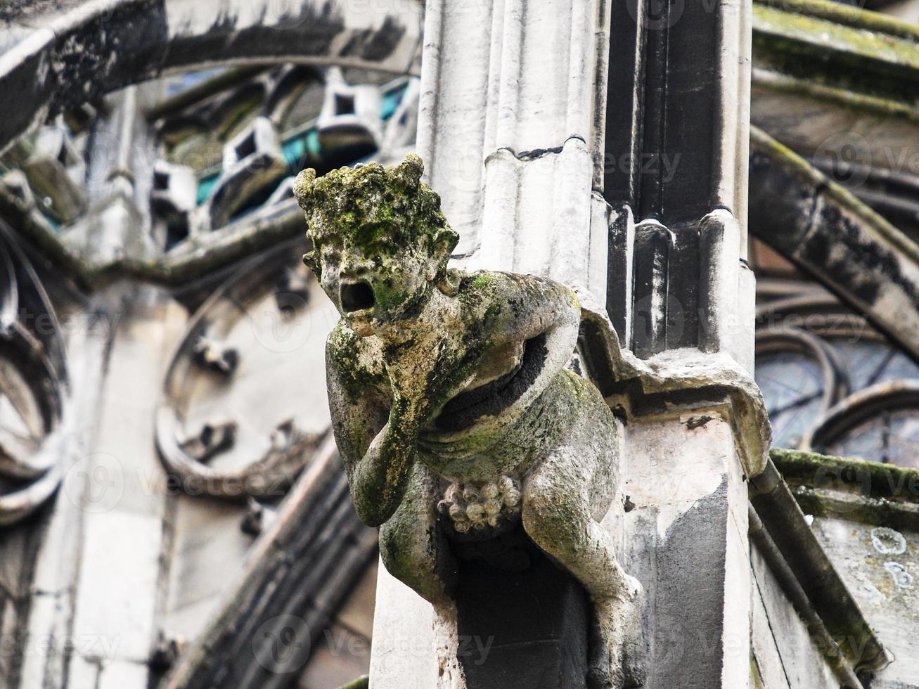 sculpture sur le mur extérieur de la cathédrale de Reims photo