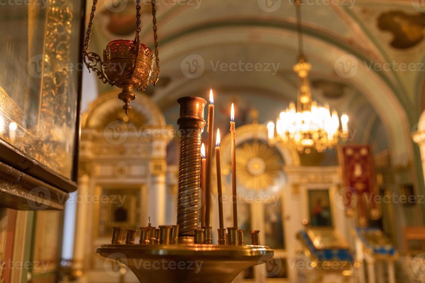 église orthodoxe. christianisme. décoration intérieure festive avec bougies allumées et icône dans l'église orthodoxe traditionnelle la veille de pâques ou de noël. religion foi prier symbole. photo