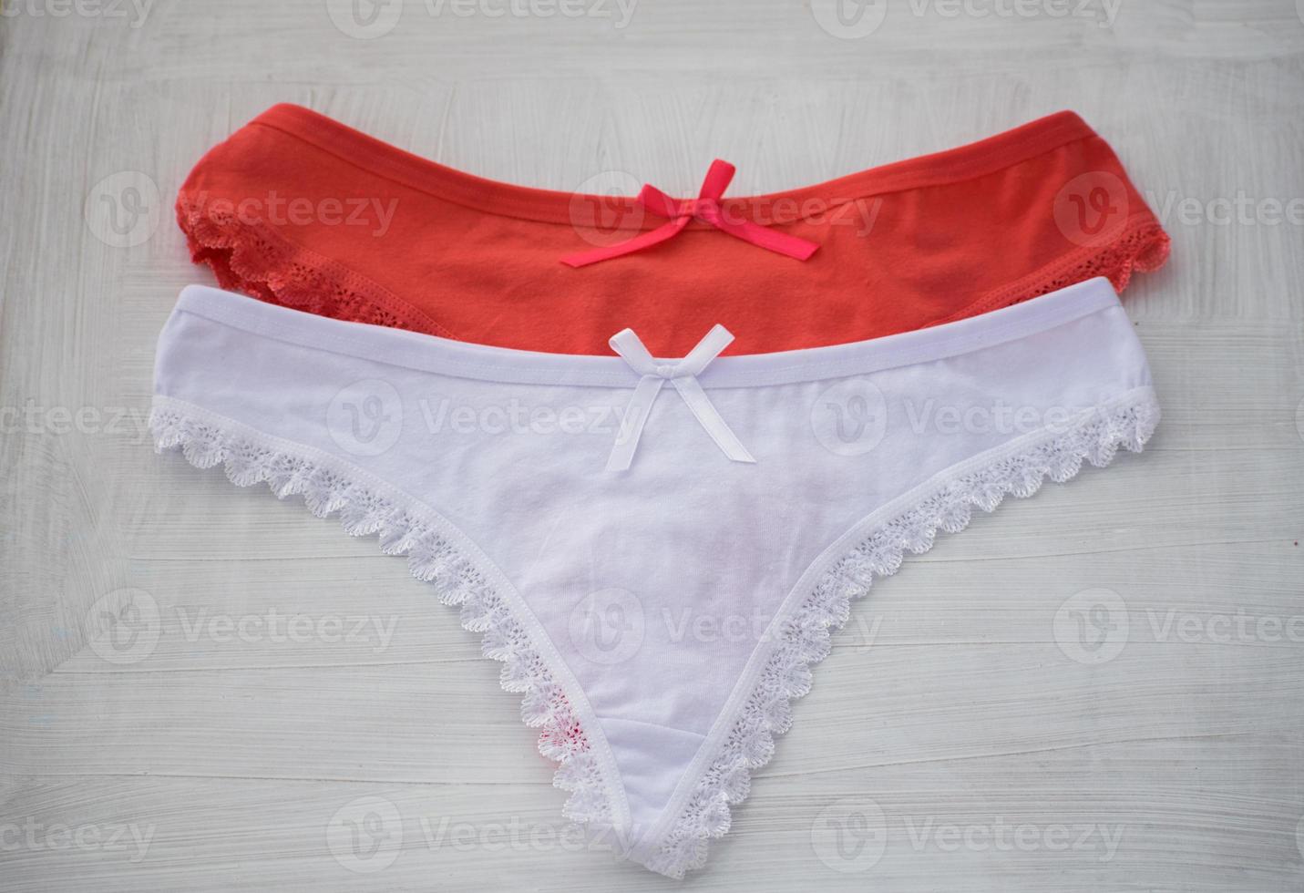 lingerie rouge et blanche. string en dentelle rouge et blanche sur fond blanc. photo