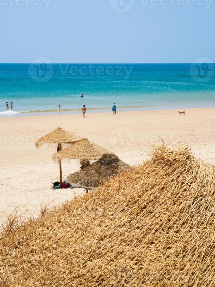 plage de sable de l'océan atlantique dans la ville de sagres photo