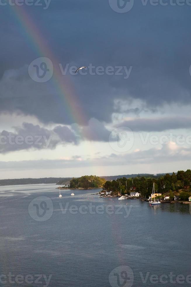 arc-en-ciel sous la pluie pendant le soleil photo