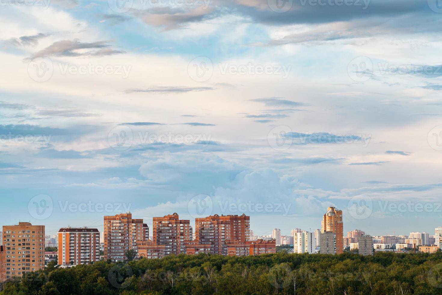 Nuages bleus du soir d'été sur la ville photo