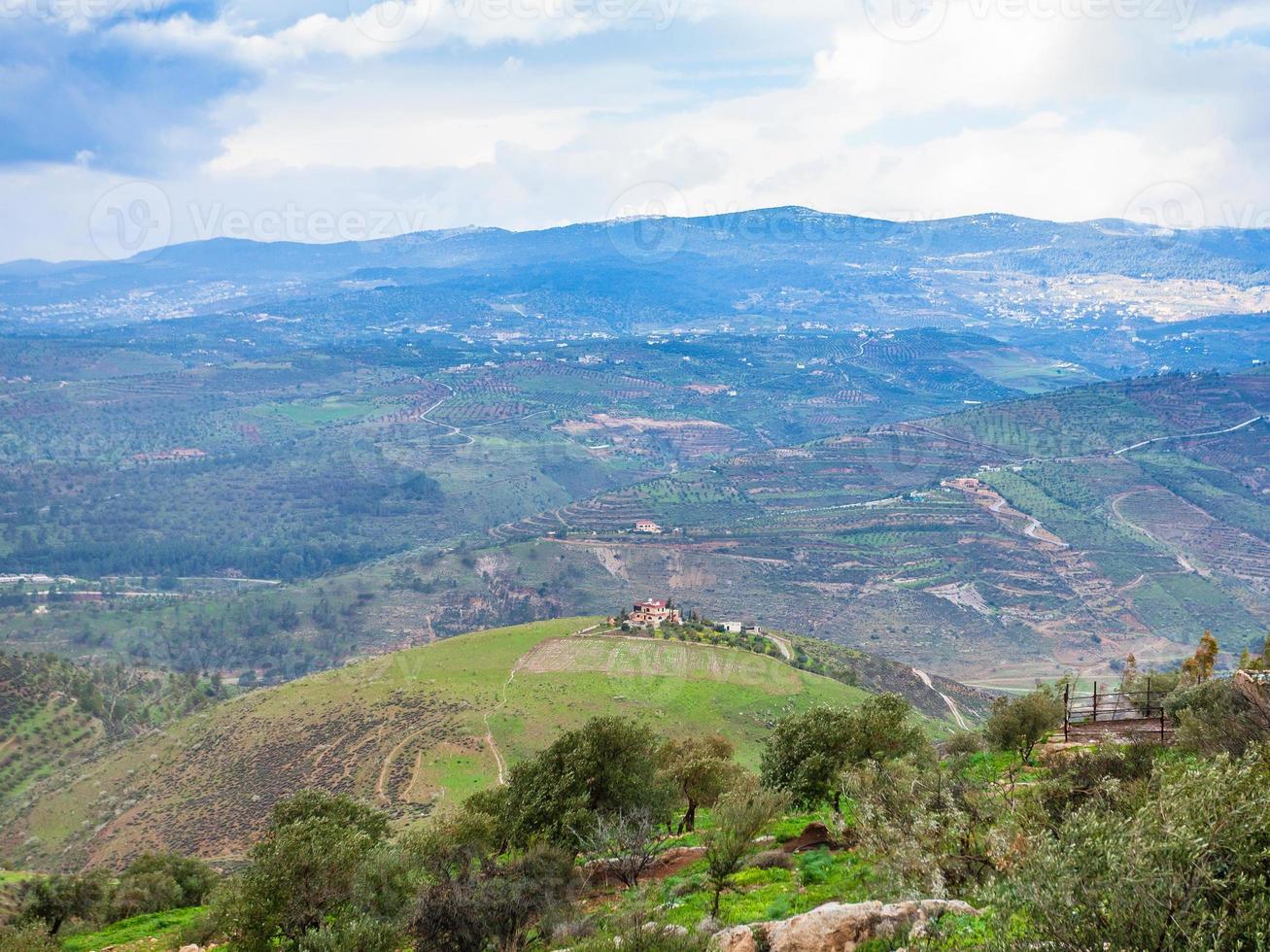 collines verdoyantes dans la vallée de la rivière zarga en jordanie photo