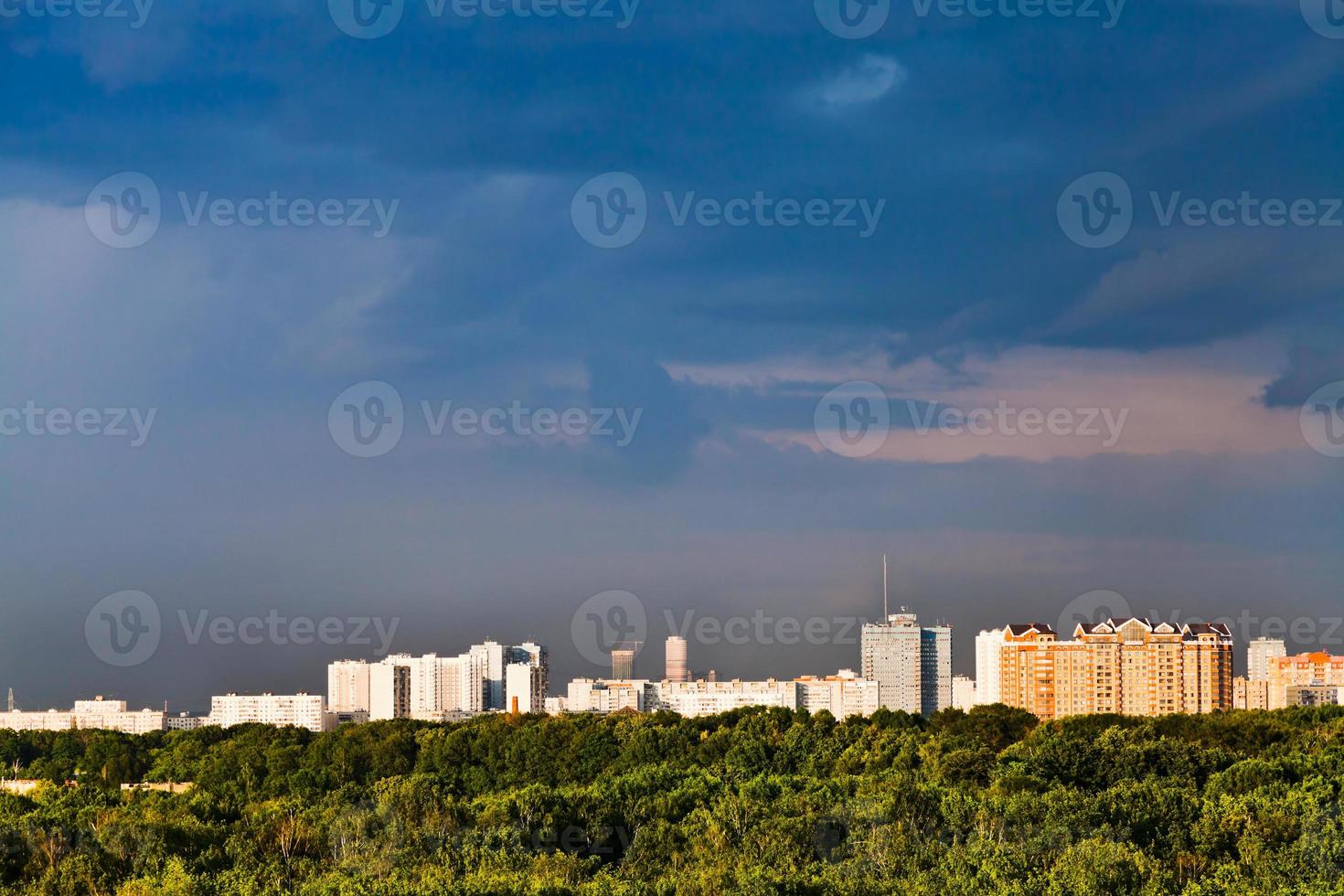 maisons éclairées par le soleil photo