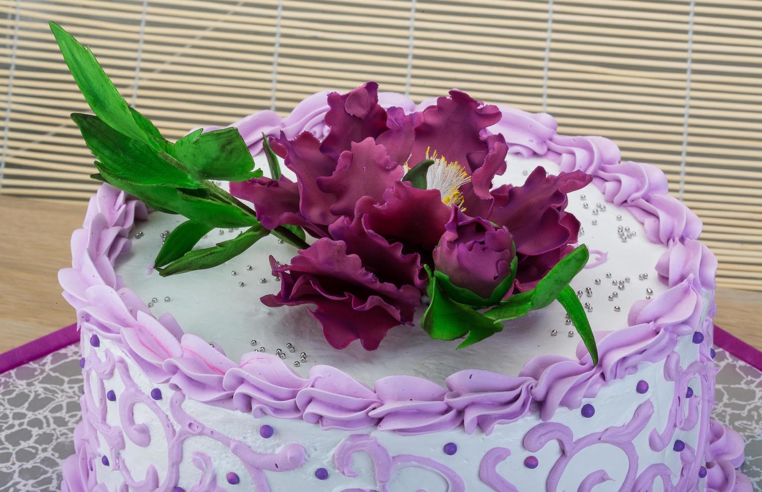 gâteau de mariage avec fleur photo