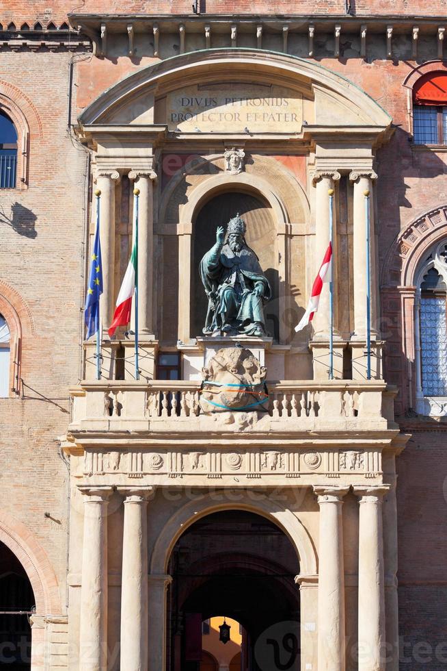 statue en bronze de l'hôtel de ville palazzo comunale de bologne photo