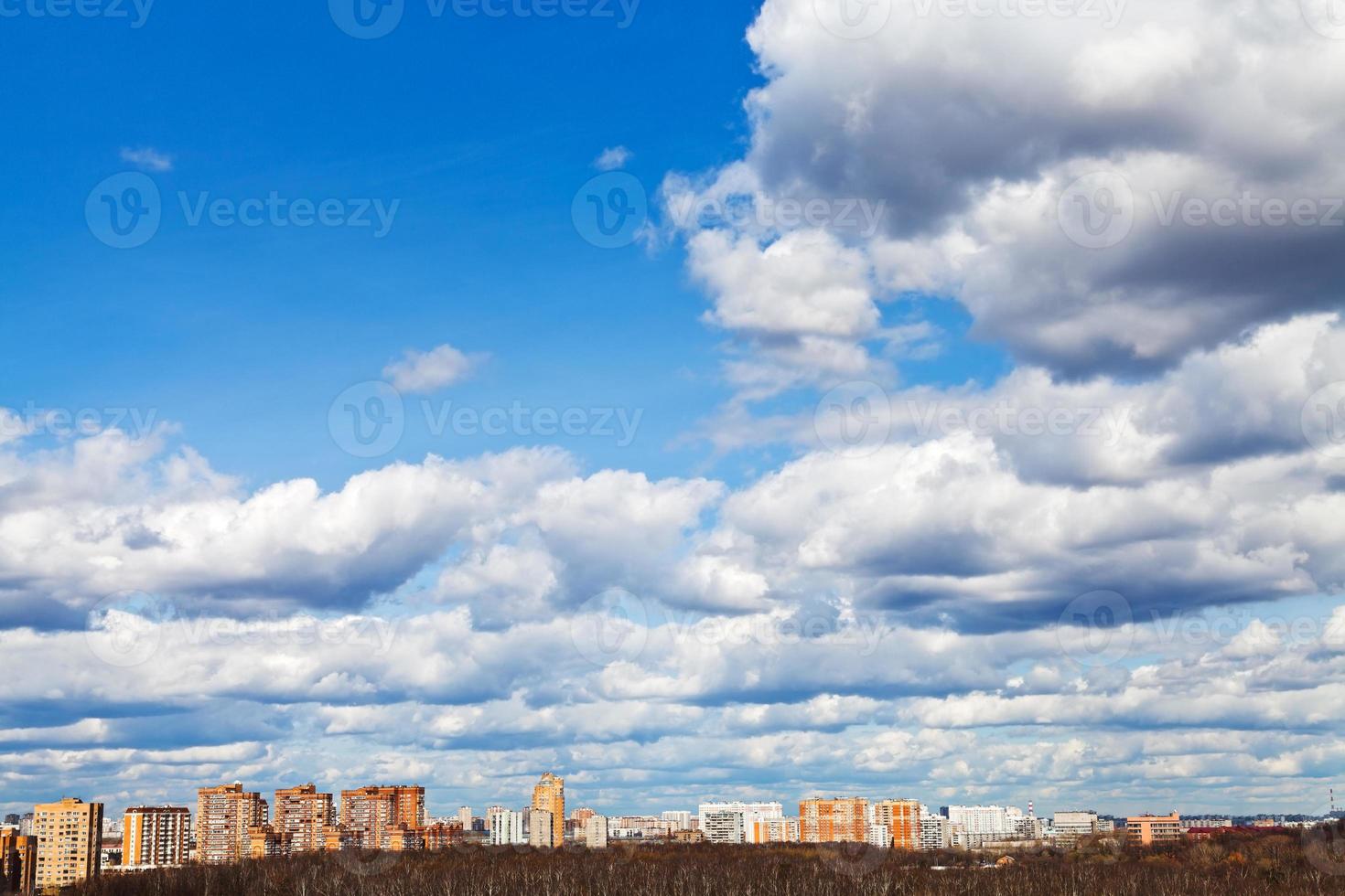 Skyline avec des nuages du soir de printemps photo