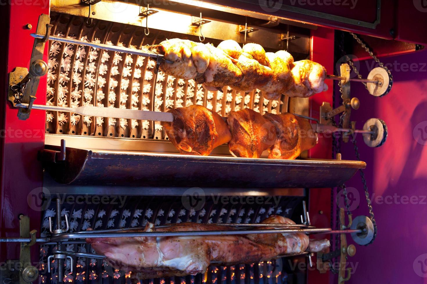 rôtir de la viande à la broche en gros plan à paris photo