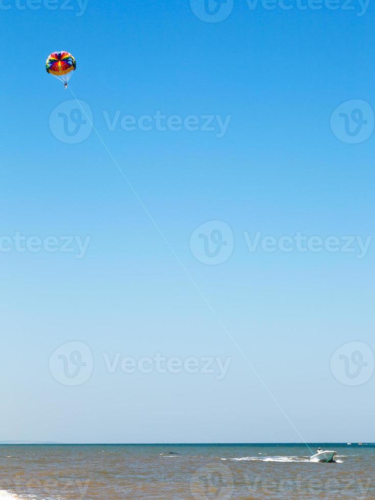 parachute ascensionnel sur la mer de la côte d'azov, russie photo