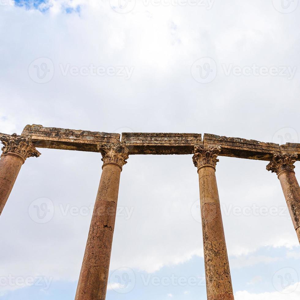 colonnade sur cardo maximus road dans la ville de jerash photo