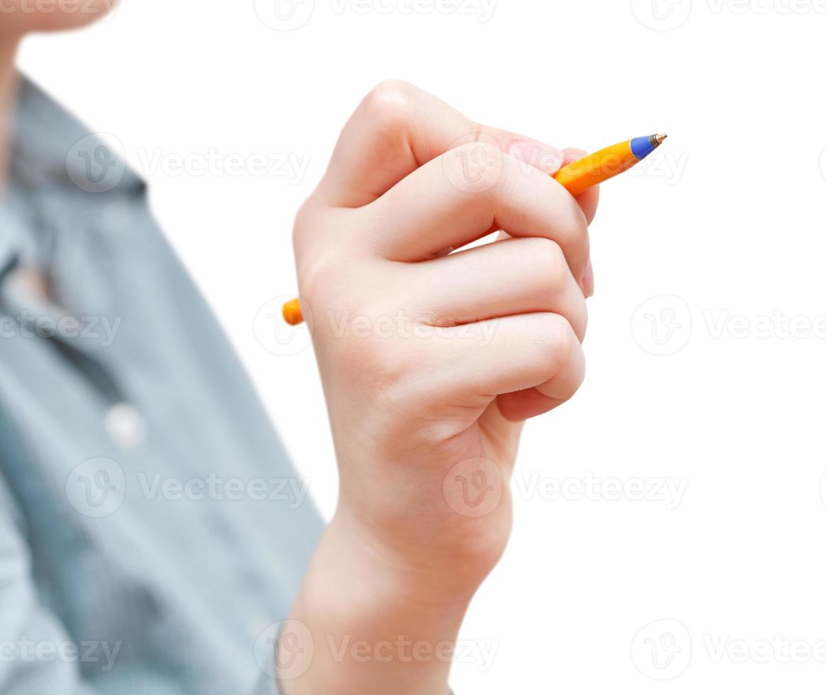 fille écrit au stylo isolé sur blanc photo