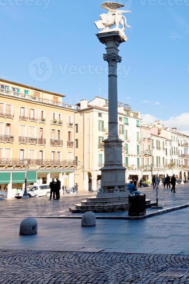 Colonne de lion vénitien sur la Piazza dei Signori à Padoue photo