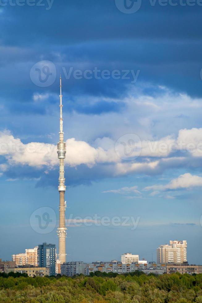 panorama urbain avec tour en après-midi photo