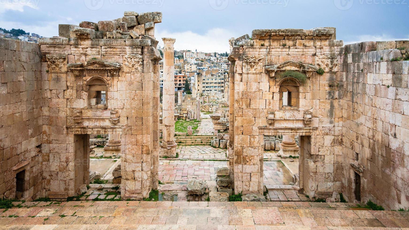 vue de jerash à travers les portes du temple d'artémis photo