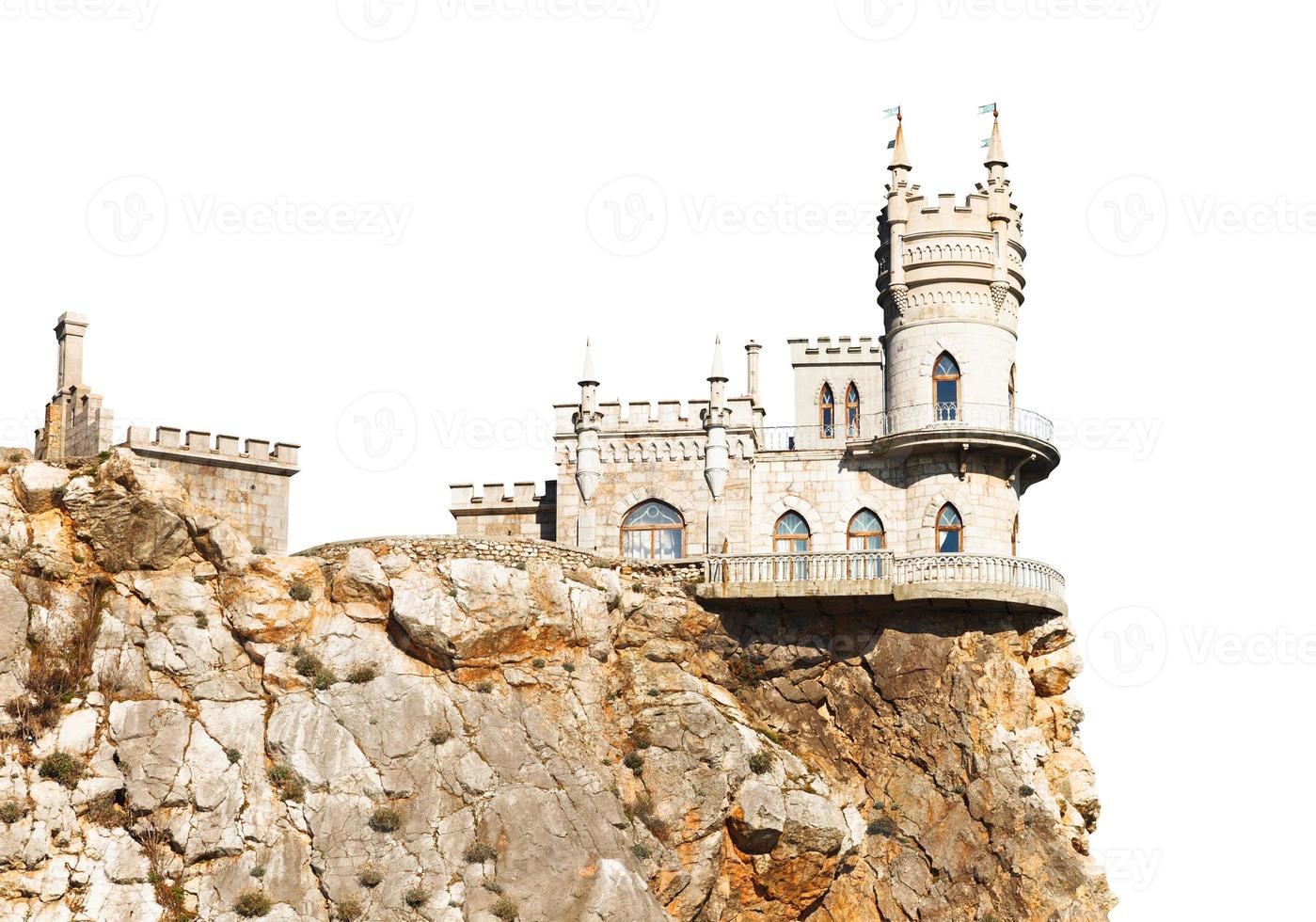 palais de nid d'hirondelle sur la falaise en crimée isolé photo