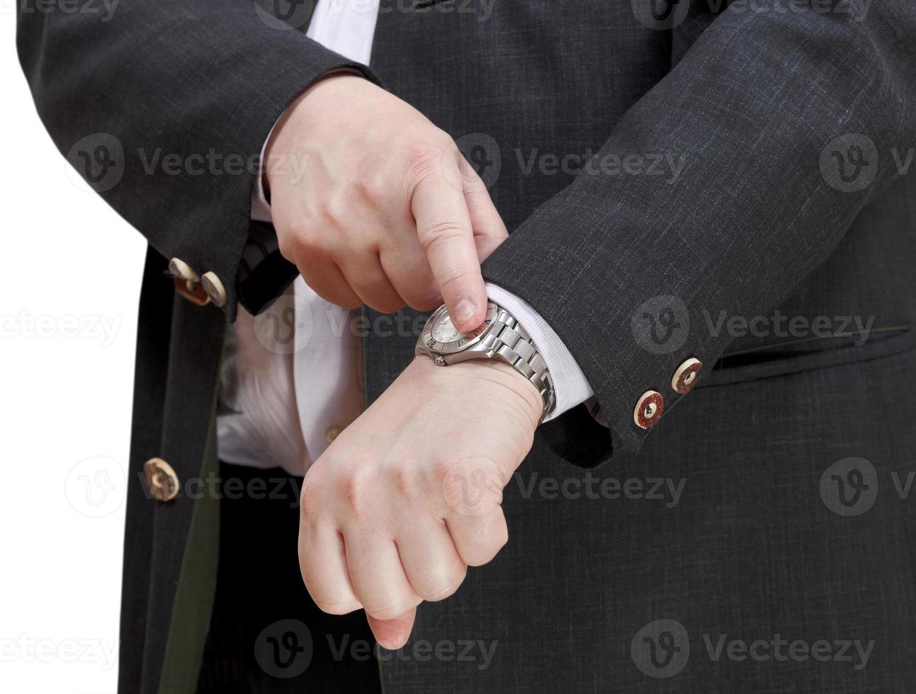 homme d'affaires montre l'heure exacte sur la montre-bracelet photo