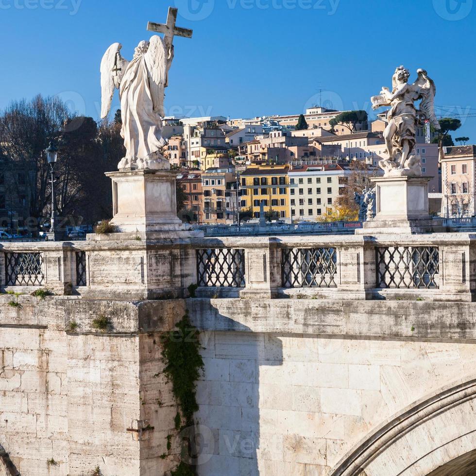 Statues d'anges sur le pont St Angel dans la ville de Rome photo