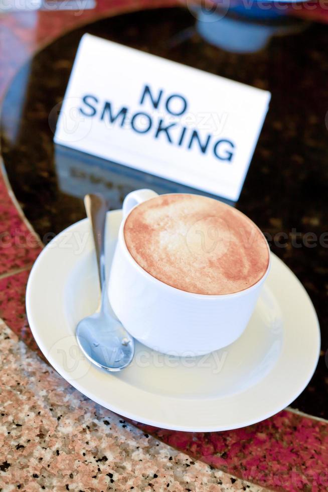 tasse de cappuccino sur table non-fumeur photo