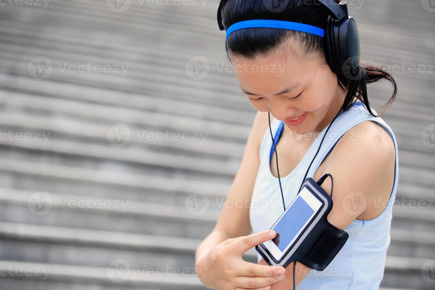 femme, écouter musique, dans, écouteurs, depuis, téléphone intelligent, mp3 photo