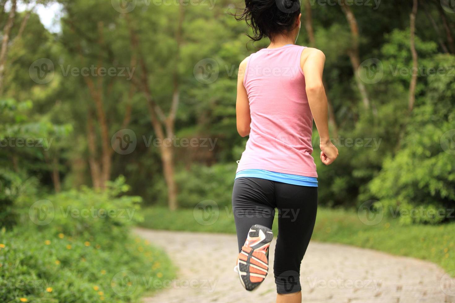 athlète coureur courir sur sentier forestier. photo