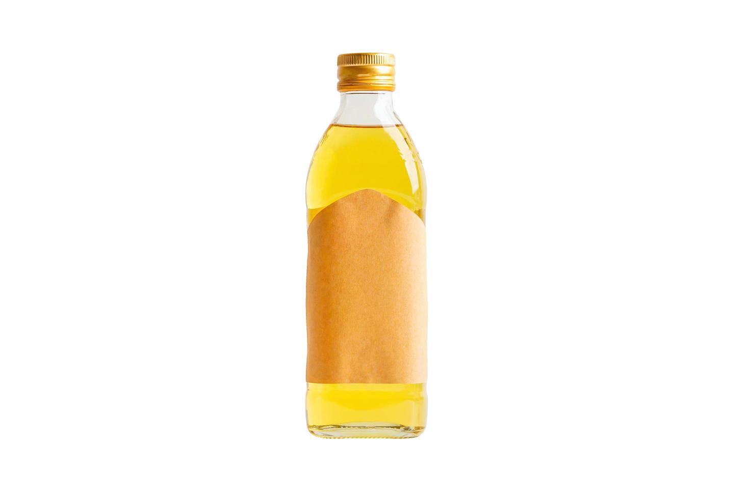 bouteille en verre d'huile d'olive isolée sur fond blanc avec chemin de détourage, aliments sains biologiques pour la cuisson. photo