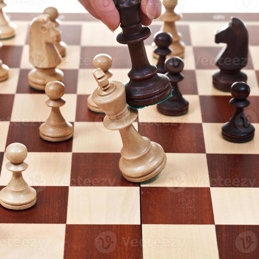 le roi noir gagne le roi blanc au jeu d'échecs photo