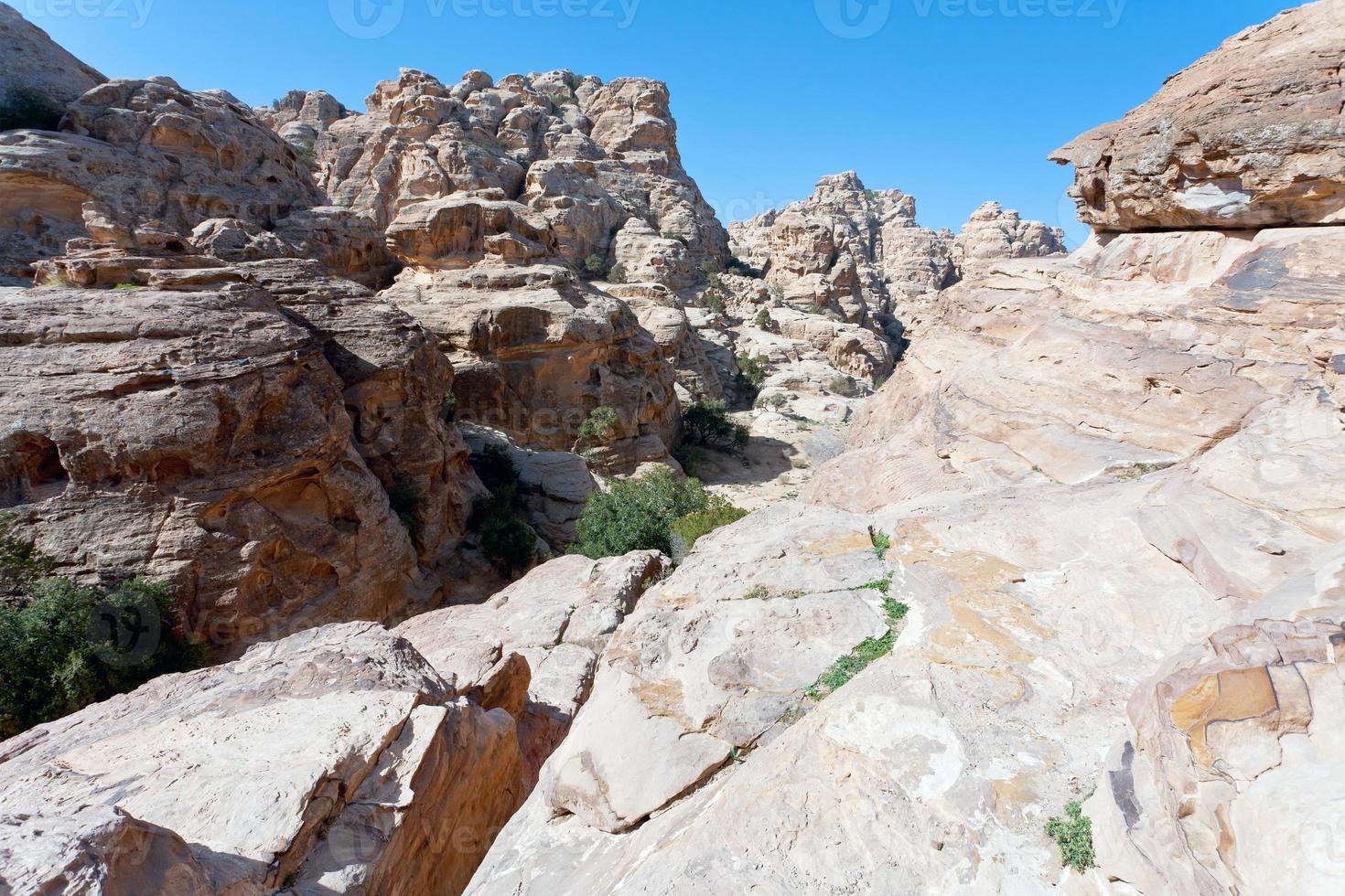 panorama de la vieille montagne de grès près de la petite petra photo