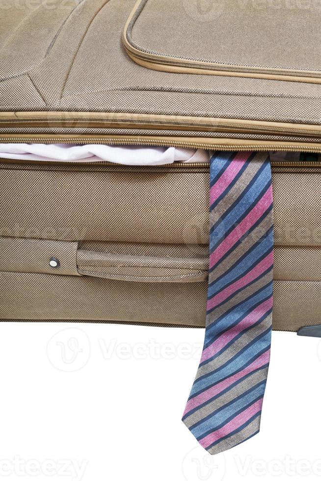 cravate est tombée de la valise entrouverte en gros plan photo