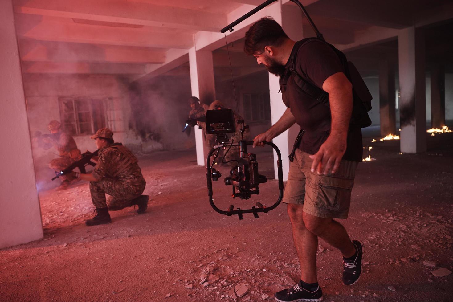 vidéaste en action tournage de soldats en action environnement urbain photo