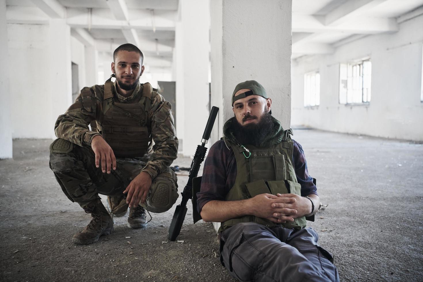 portrait d'équipe d'escouade de soldats en milieu urbain photo