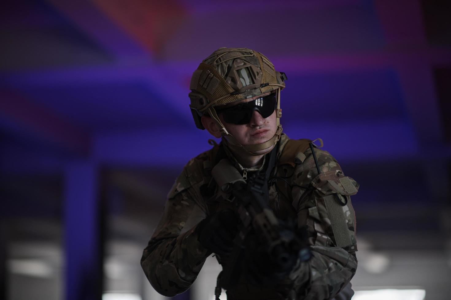 soldat de la guerre moderne sur le champ de bataille de l'environnement urbain photo