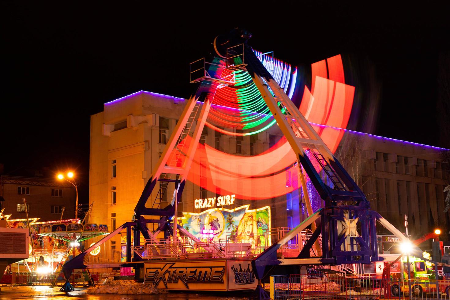 moscou, russie - 02 janvier 2021. vue sur le nouvel an, foire d'hiver, carrousels, attractions. amusement. photo