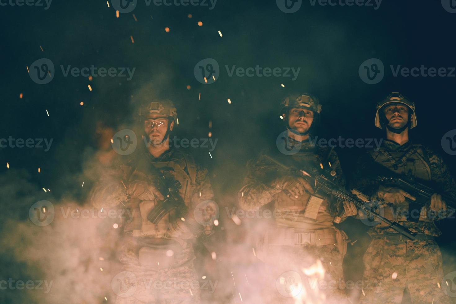 soldats militaires dans le champ photo