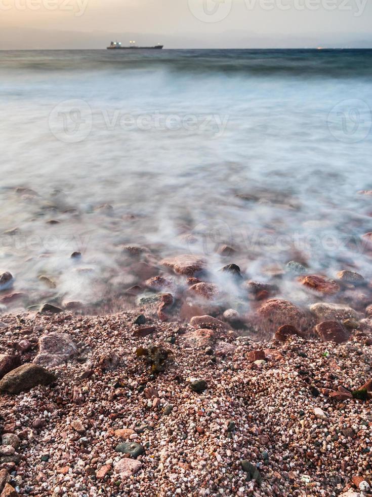 côte du golfe d'aqaba sur la mer rouge en soirée photo