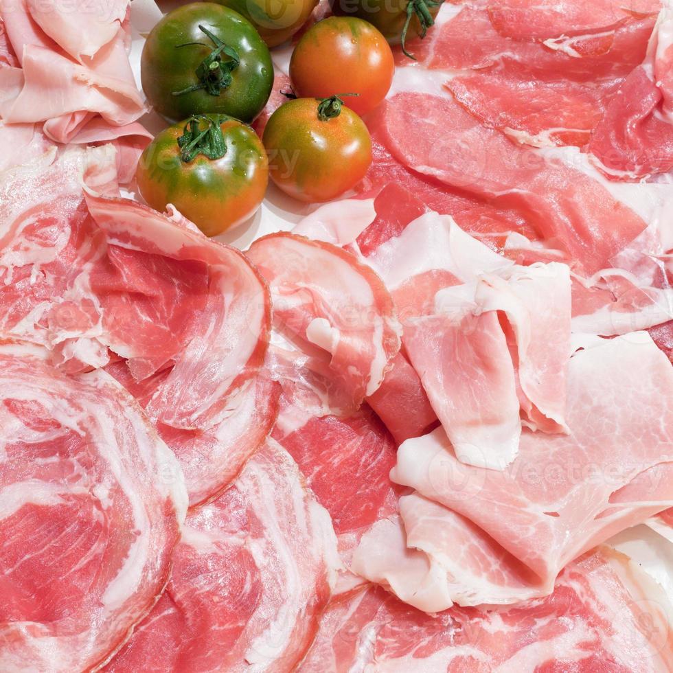 prosciutto italien, pancetta et tomate verte photo