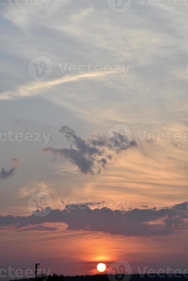 beaux nuages de ciel d'été au coucher du soleil et un avion volant. coucher de soleil ciel du soir le soir. photo