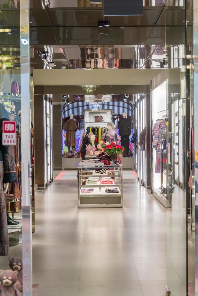 moscou, russie, 2019 - vitrine de boutique avec mannequins en robes à la mode. vêtements pour femmes dans un magasin de détail. concept de mode et de shopping. photo