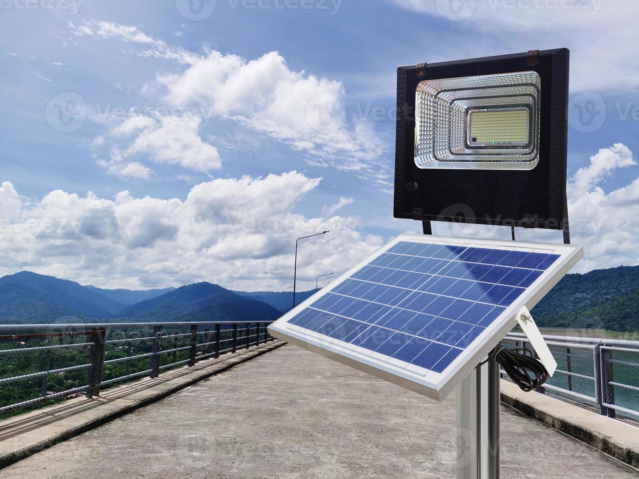 des projecteurs photovoltaïques utilisent l'énergie solaire sur le faîte du barrage. concept d'énergie pure photo