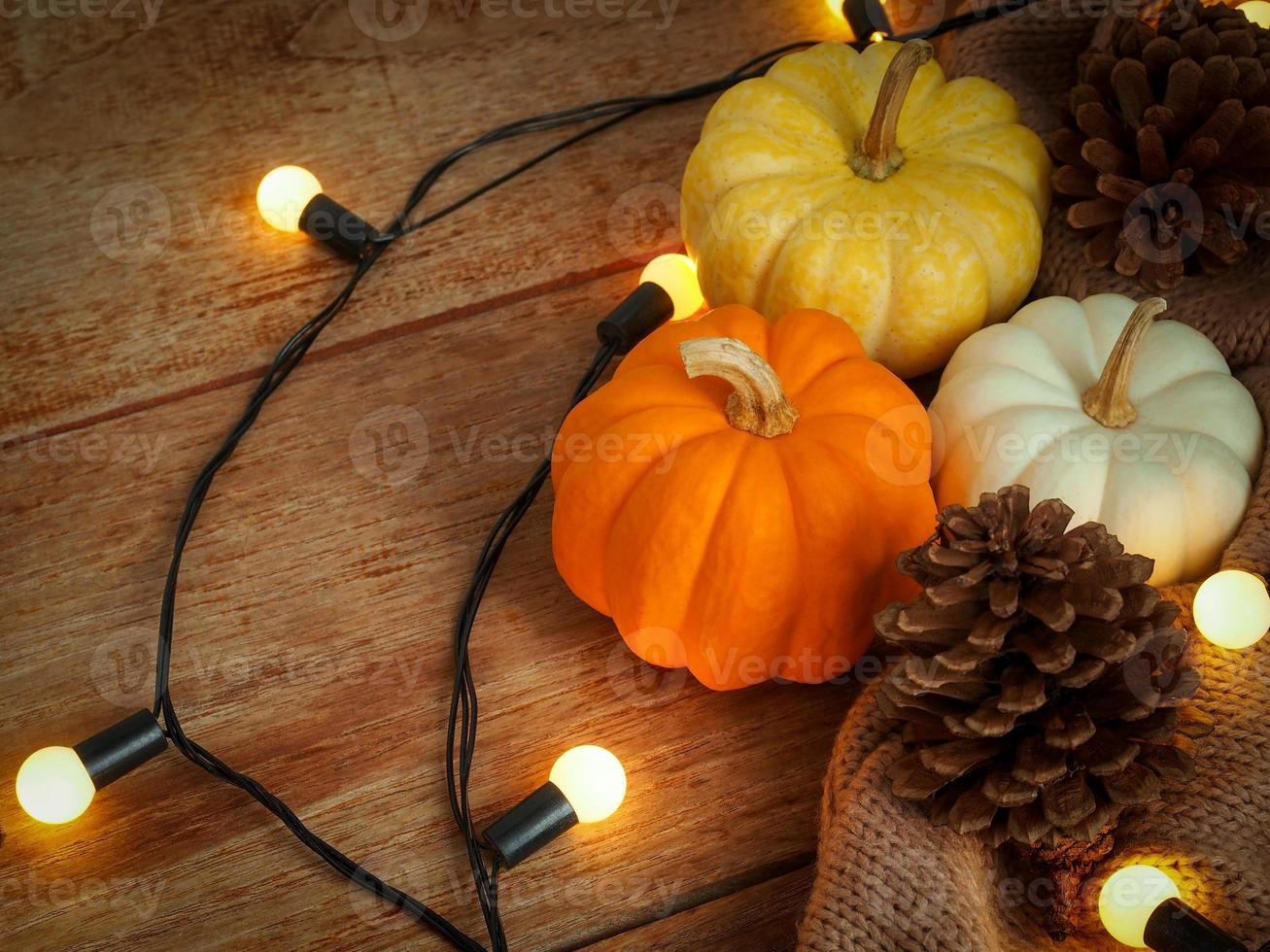 citrouilles décoratives sur une table en bois rustique photo