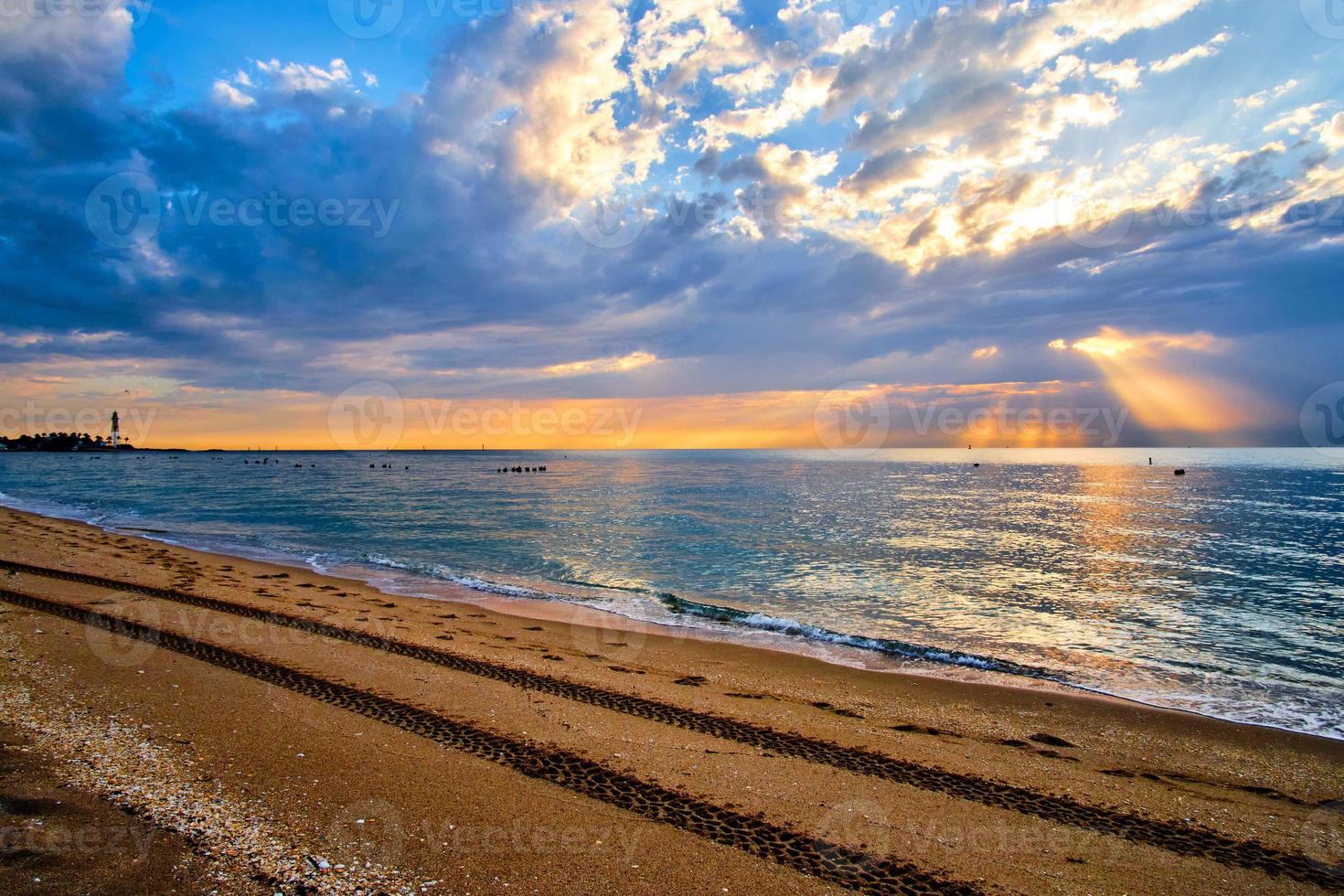 lever du soleil avec nuages et rayons de soleil à pompano beach en floride photo